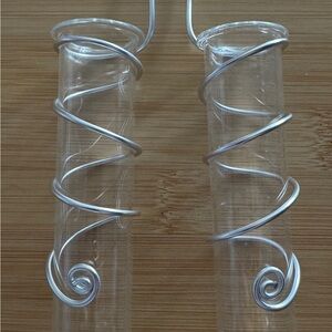 Propagation station with silver tone wire